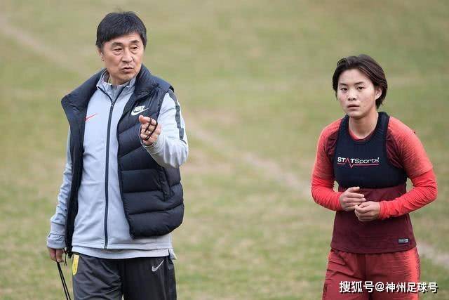 欧冠-奥斯梅恩双响 那不勒斯总比分5-0法兰克福