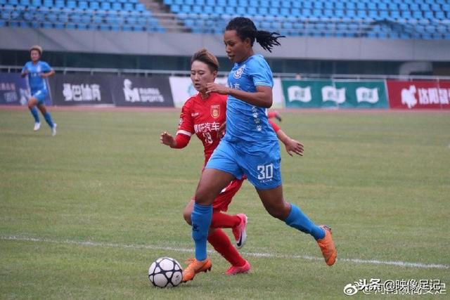 西甲-罗贝托双响莱万助攻 巴萨3-2阿尔梅里亚